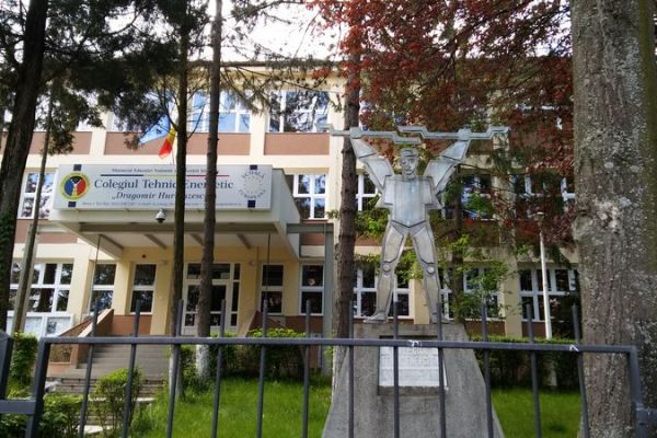 statuia-energeticianului-1E3F65079-8D03-A30D-B291-7C0269C797F6.jpg