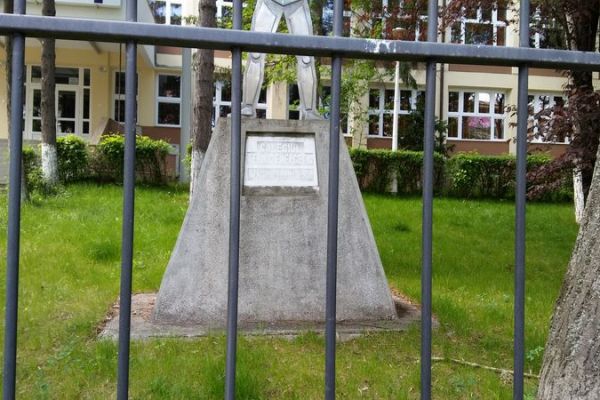 statuia-energeticianului-283412FA5-C8BB-EAF1-B693-6208449868C1.jpg