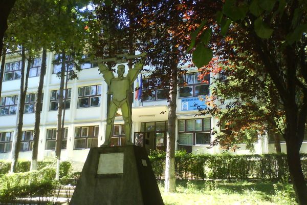 statuia-energeticianului2CC1BACC-A5A7-B6ED-41E5-CCDADF7A65F4.jpg