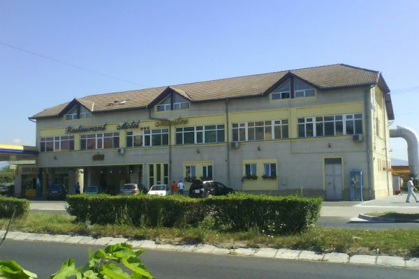 01motelmaestro9C37C5CE-C277-A84D-58FD-B06B48A0212C.jpg