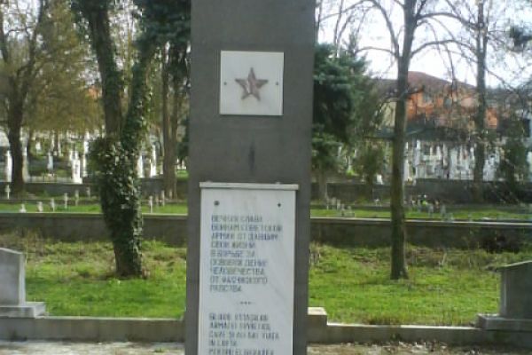 monumentul-eroilor-sovietici-4FDB8F57C-B88A-D9B5-E391-FF2B4B3E2C40.jpg