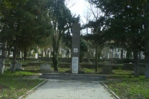 monumentul-eroilor-sovieticiEBC135D9-6F35-354F-7957-97C839247BA4.jpg