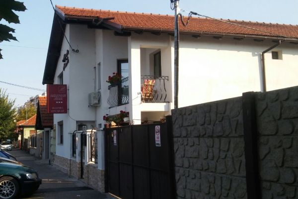 alexanderhouse53591119-9034-39CC-31F7-9E268D6F22DA.jpg