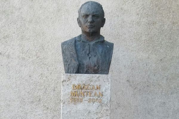 0bustuldraganmuntean03324566-F000-277C-9535-179C1D447C20.jpg