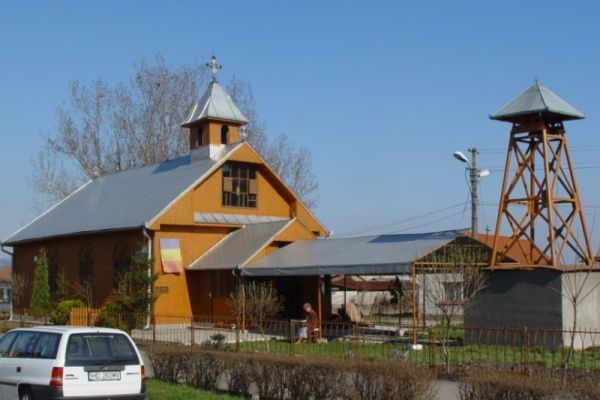 biserica-ortodoxa-sfintii-apostoli-petru-si-pavel-038F4A33A3-6278-EA24-F99A-8E6662DFB38F.jpg
