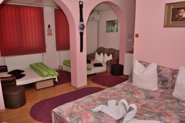 pensiune-turistica-caro-deva-912BD717D-C4D0-0CE0-64E0-2BD374AC23B0.jpg